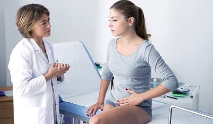 Врач беседует с пациенткой о вреде абортов